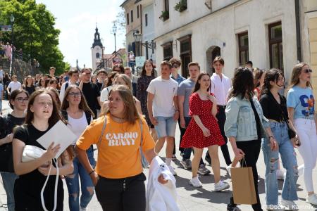 Kamnik danes v znamenju maturantske četvorke, v kateri je zaplesalo preko 200 maturantk in maturantov (7)